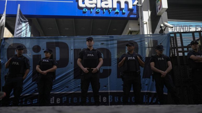 Anuncia Milei cierre de Télam, agencia de noticias; clausuran sede y evitan paso de empleados