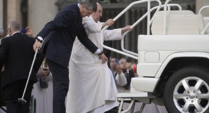 Preocupa salud del Papa Francisco; no puede subir papamóvil y leen sus discursos