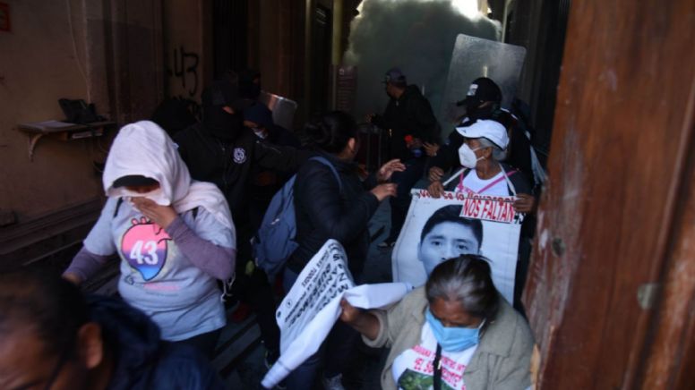 Normalistas de Ayotzinapa derriban puerta e ingresan a Palacio Nacional