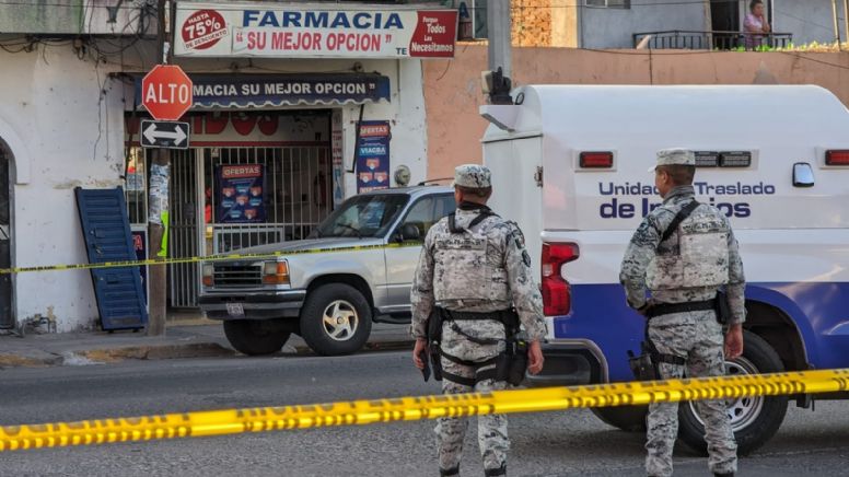 Hombre corre e intenta refugiarse en una farmacia, pero es alcanzado y asesinado a balazos, en Celaya