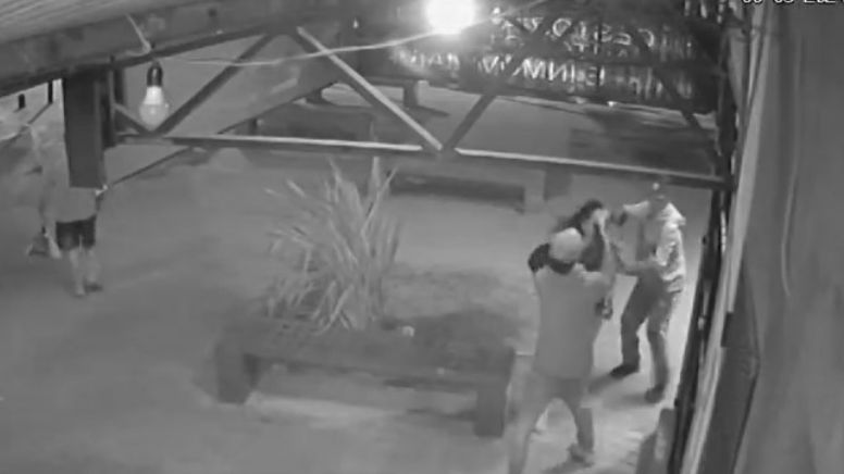 VIDEO: Mujer policía forcejea y mata a ladrón que intentó robarle su teléfono celular