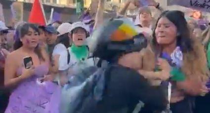 VIDEO: Interrumpe marcha 8M con motocicleta y golpea a mujeres