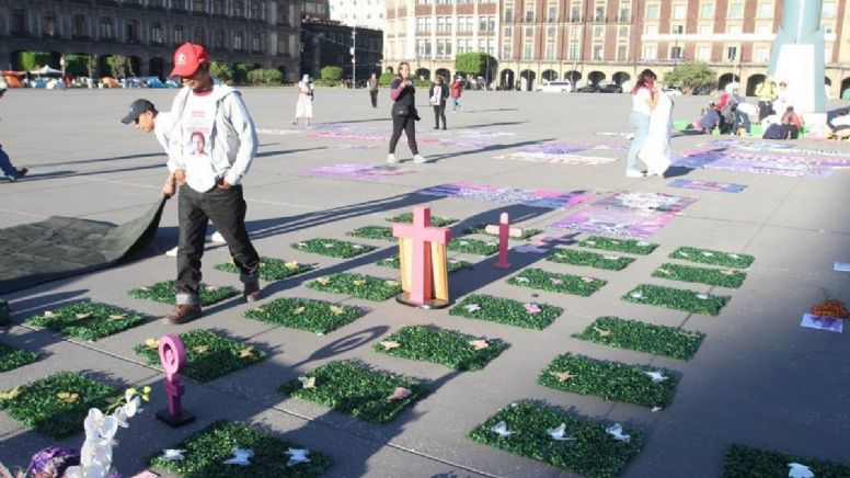 8M: Colocan 'lápidas' en el Zócalo para recordar a víctimas de feminicidio