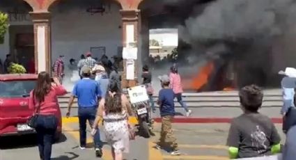 Prenden fuego pobladores en el Ayuntamiento de Otumba como protesta por incendio forestal