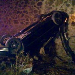 Cae auto de puente en la región Tula
