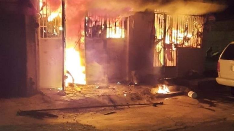 Feroz incendio acaba con patrimonio de familia: su tiendita de abarrotes en Uriangato
