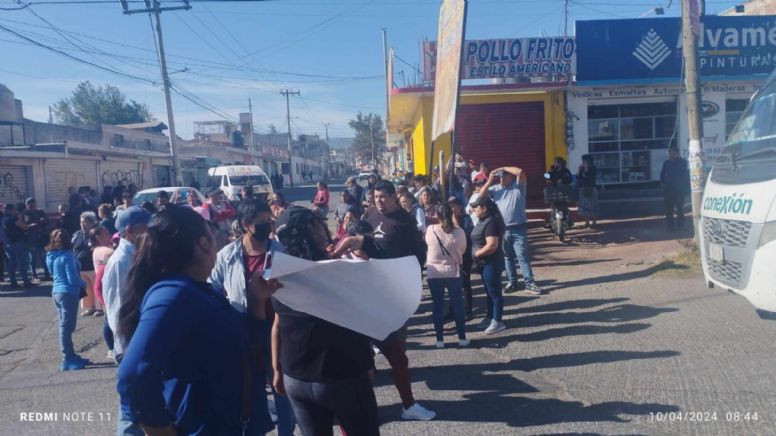Padres de familia bloquearon carretera en Tulantepec para exigir personal en secundaria