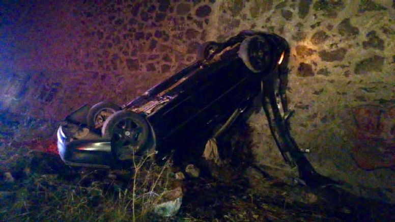 Cae auto de puente en la región Tula