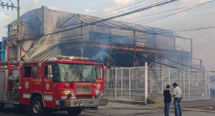 Se incendia palapa en Faja de Oro; el fuego alcanzó un vehículo y cables | VIDEO