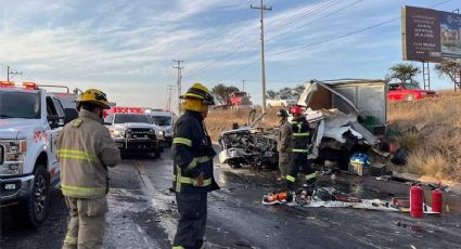 Se estrellan camioneta y camión en carretera San Miguel de Allende-Dolores Hidalgo, muere un conductor
