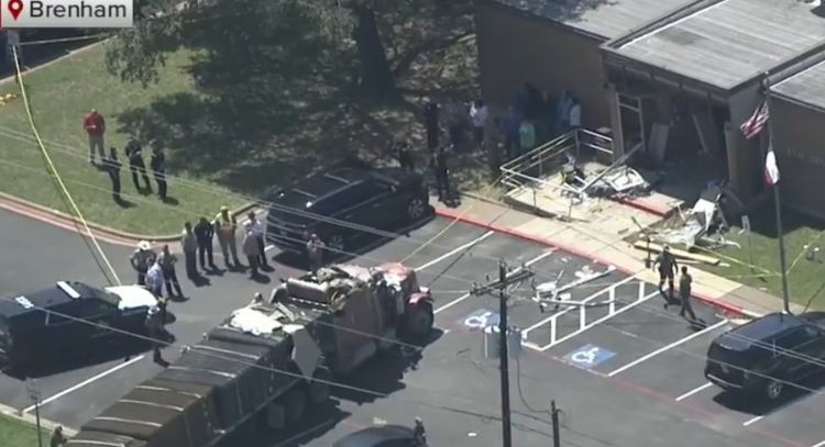Tráiler se estrella contra oficina del Departamento de Seguridad Pública en Texas; hay 16 heridos