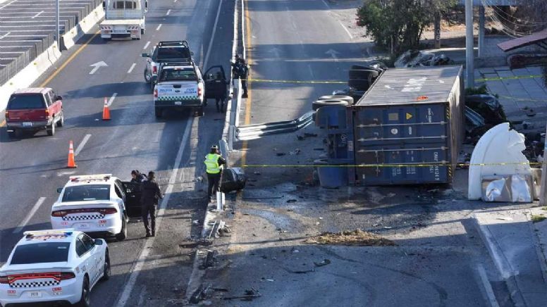 Aparatoso accidente en carretera Apaseo el Alto-Querétaro ocasiona muerte de conductor de tráiler