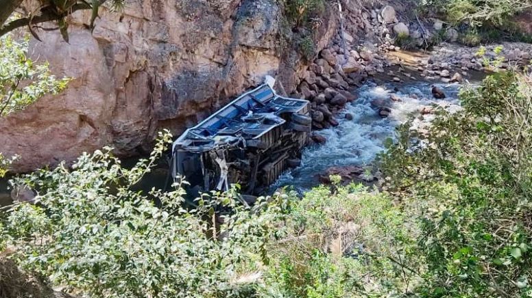 Cae autobús a un precipicio en el sur de Ecuador; hay cuatro muertos y 10 heridos