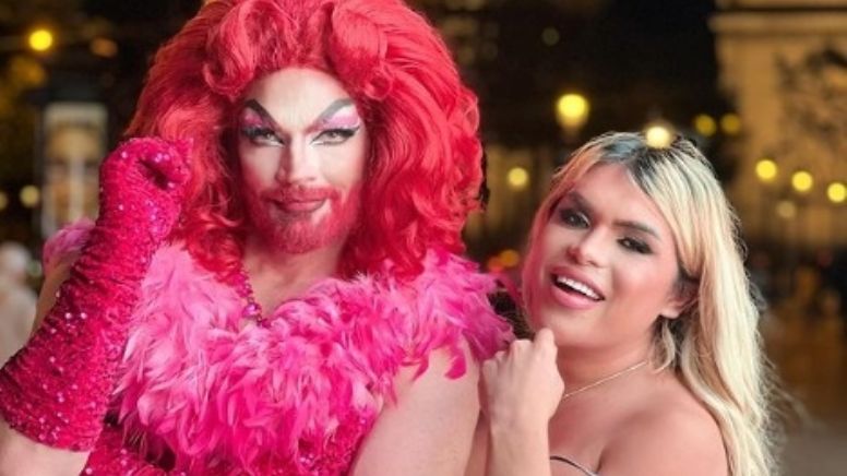 Julián Gil se convierte en drag y sorprende a Wendy Guevara en París