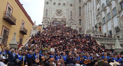 80 estudiantinas de todo el país cantan al unísono en las escalinatas de la Universidad de Guanajuato