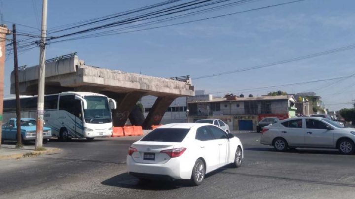 Reportan vecinos trabajadores del puente Constituyentes de Celaya ya no van, alcaldesa provisional asegura están colando trabes en otra zona