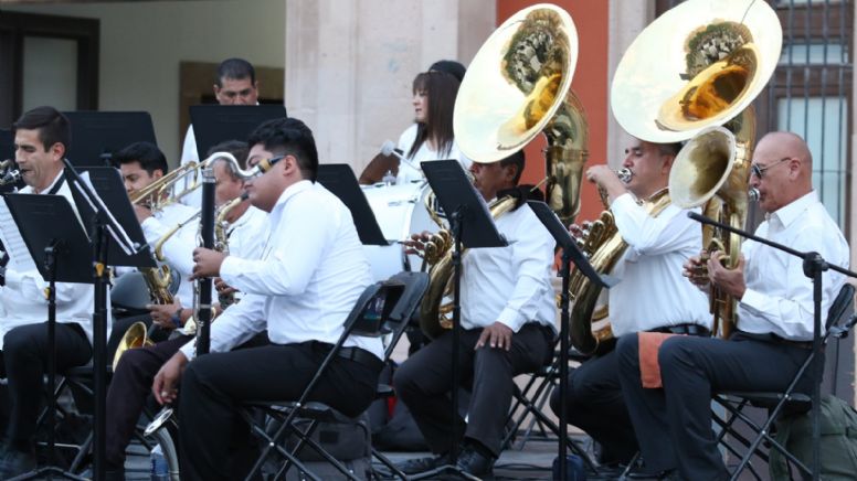 'La Bikina' y temas de películas: Orquesta Típica y Banda Municipal dan una tarde musical a leoneses