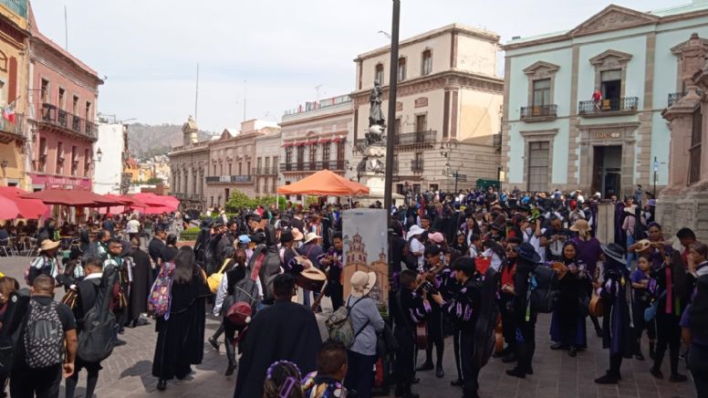 80 estudiantinas de todo el país cantan al unísono en las escalinatas de la Universidad de Guanajuato