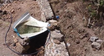 Denuncian fuga de agua en red municipal de Santiago Tulantepec