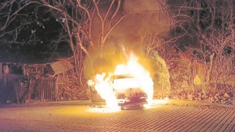 Matan a chofer e incendian su taxi en Chilpancingo