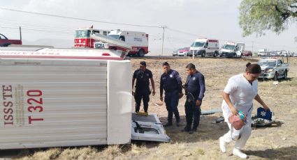 Vuelca ambulancia del ISSSTE en la México-Pachuca