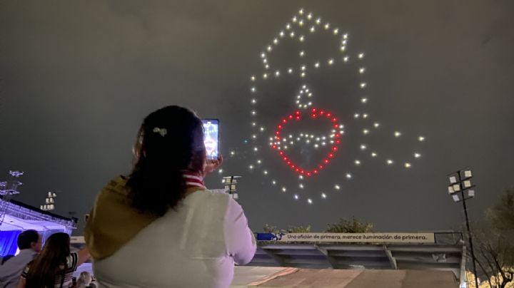 Show de drones adorna el cielo de Celaya por 50 aniversario de la Diócesis