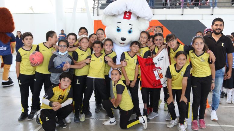 Osito Bimbo visita el Cumbres en torneo de futbol para pequeños