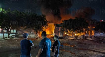 Voraz incendio acaba con 121 locales de la Ampliación Central de Abastos de Celaya