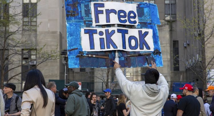 Cámara baja aprueba prohibición a TikTok en EU; la app no desaparecerá pronto