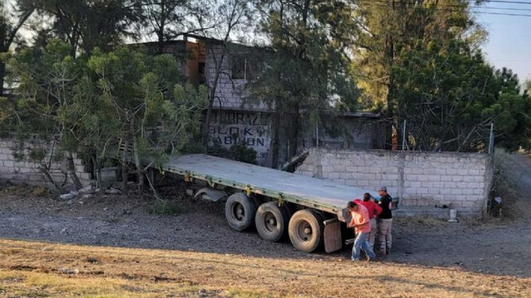 Accidente en Pénjamo: Conductor de tráiler intenta evitar choque y derriba barda de marmolera