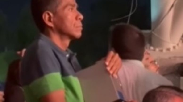Se viraliza video de hombre que lleva cenizas de su hija a concierto de Ana Gabriel en León