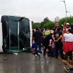 Camionazo deja 53 pasajeros graves; lluvia y alta velocidad provocó que autobús volcara