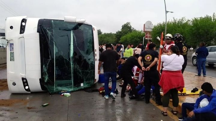 Camionazo deja 53 pasajeros graves; lluvia y alta velocidad provocó que autobús volcara