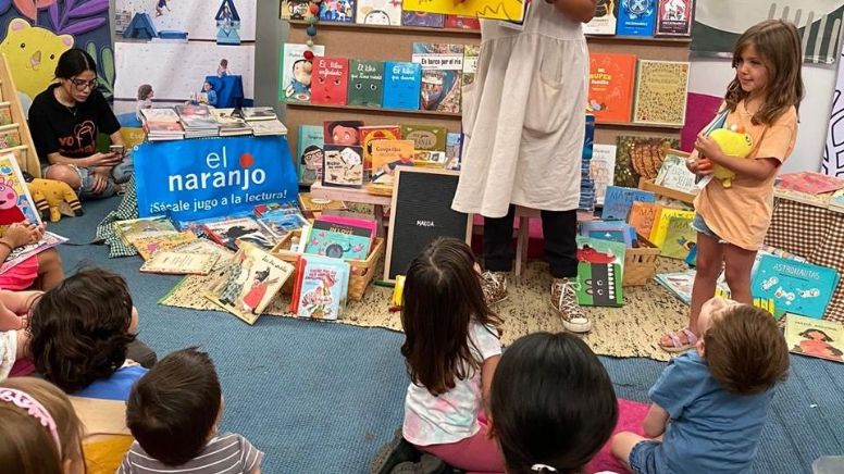 Día del Libro: creando pequeños lectores. Fundadoras de librería Makoa llevan literatura a niños y niñas