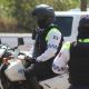 'Nos los debieron dar antes'; agentes de Tránsito salen a trabajar con chalecos antibalas