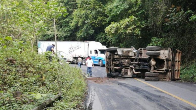 Reportan volcadura de camión sobre la México-Tampico, en Tlanchinol