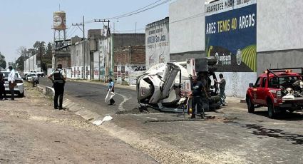 Evita accidente mayor al volcar su revolvedora el Libramiento Sur de Irapuato
