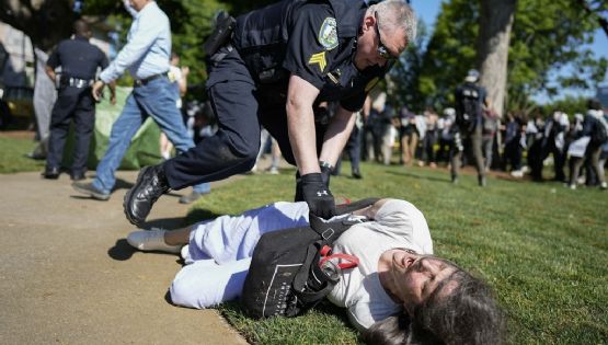 Policía arresta violentamente a decenas de manifestantes anti guerra en universidades