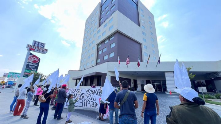Habitantes de Lo de Juárez van al Hotsson en Irapuato; exigen hablar con Lorena Alfaro