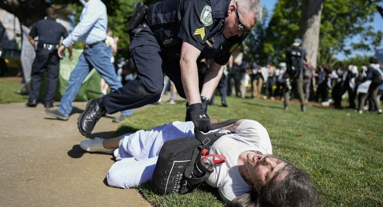 Policía arresta a decenas de manifestantes anti guerra en universidades