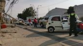 Conductor se estrella con poste y se estampa contra fachada de local en Irapuato