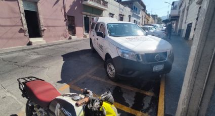 Crece descontento en Yuriria por falta de control en estacionamientos indebidos