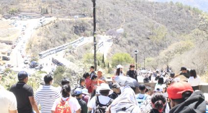 Más de 10 mil peregrinos suben al Cristo Rey de Silao y ruegan por la paz