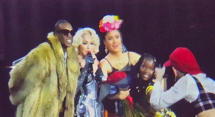 Madonna se despide de México con Salma Hayek como invitada especial