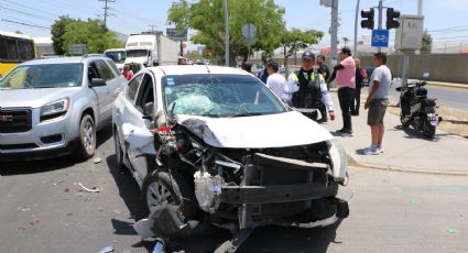 Se cruza un semáforo en rojo y le da con todo a otro vehículo, hay 3 mujeres heridas