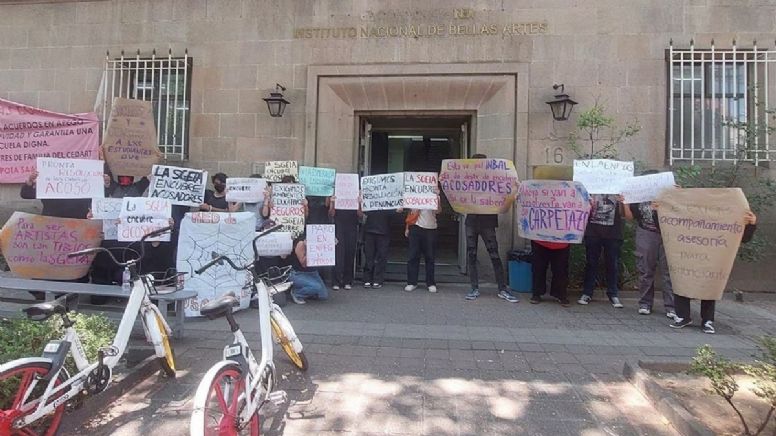 Estudiantes de la escuela Esmeralda protestan en Bellas Artes por acoso sexual de sus profesores