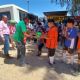 Festeja migrante 'Tío Beni' a niños de comunidades de Salamanca