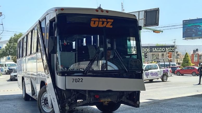 Conductor de autobús ODZ se pasó el alto y causó accidente: pasajeros