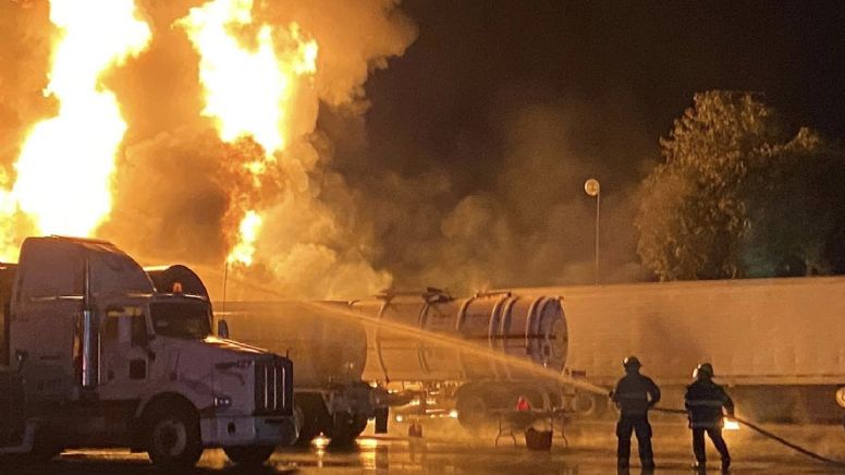 Tula: Controlan incendio en pensión de autotanques