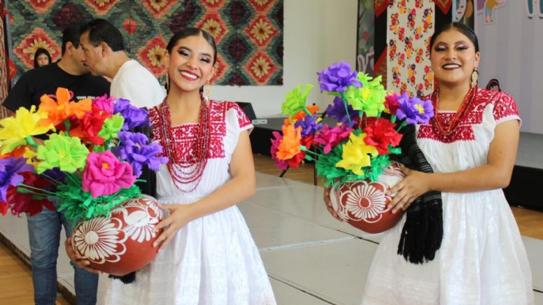 Participan representantes de Huejutla en Fiesta de la Niñez en Los Pinos